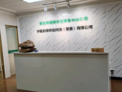 位于市中心，楼层好，朝向好，豪华装修，设备齐全